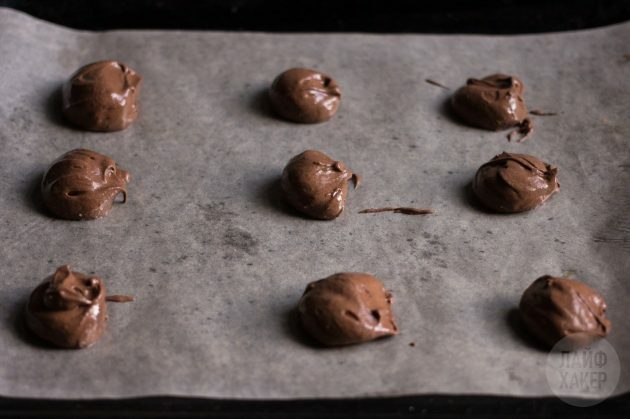 mjölfria chokladkakor: foder degen på pergamentet