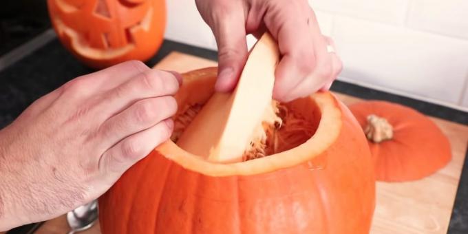 Hur man skär en pumpa för Halloween med händerna: ta ut massan