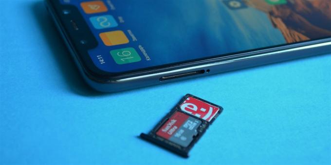 recension Xiaomi Pocophone F1: Tray