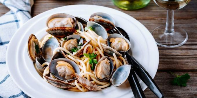 Pasta med vongole, vitlök och vin