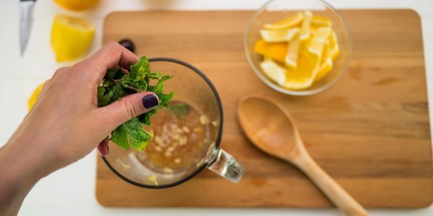 Hur man gör körsbärs lemonad: kom ihåg mynta blad i dina handflator