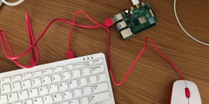 Enkortsdator Raspberry Pi 4 bredvid tangentbordet och musen