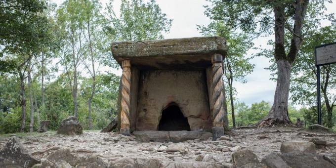 Sevärdheter i Gelendzhik: Pshad dolmens och Dolmen gård