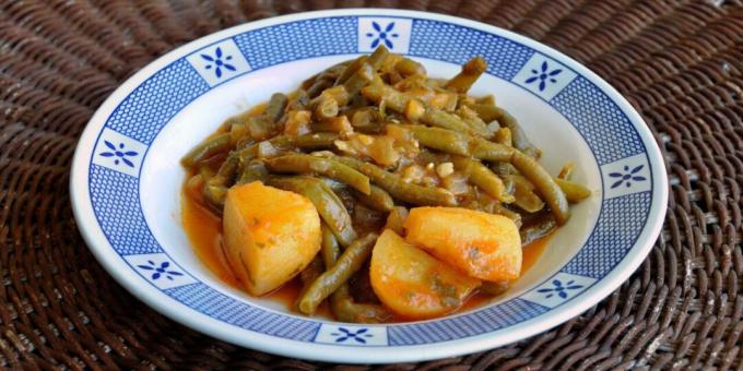 Stuvade gröna bönor med potatis i grekisk stil