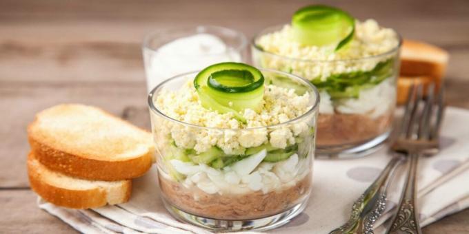 Sallad med konserverad fisk, ägg och gurka