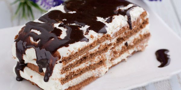 Cake bakverk med vispgrädde och choklad glasyr