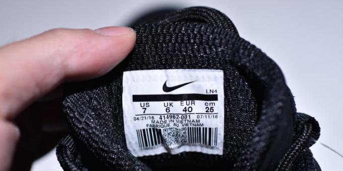 Original och falska sneakers Nike: leta efter etiketten anger storleken på tillverkningslandet koden