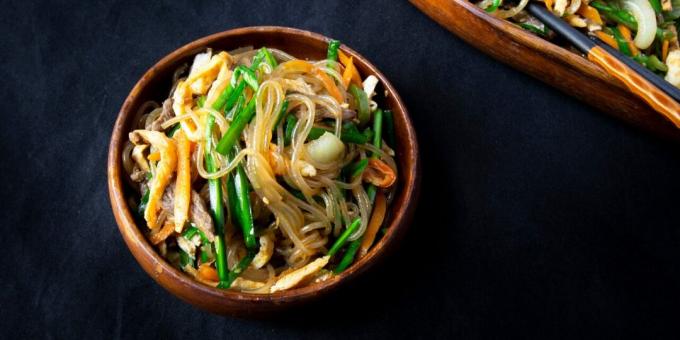 Japchae - funchose med kött och grönsaker