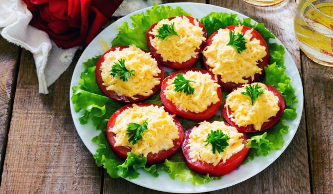 Snabb aptitretare av tomater och ost