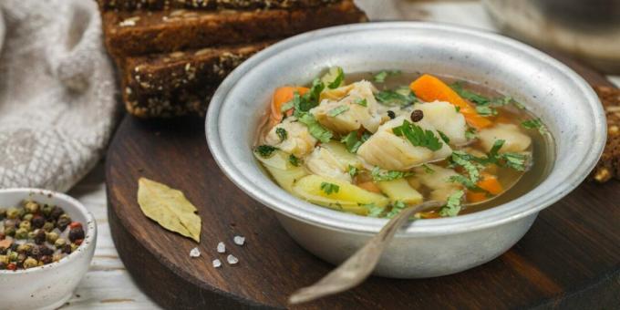 Enkel fisksoppa med grönsaker i en långsam spis