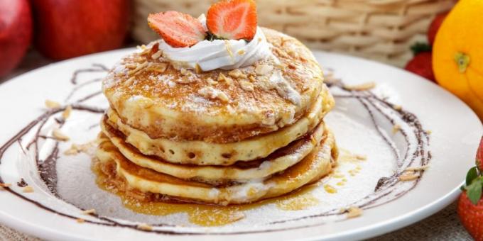 Pannkakor med banan- och ananasbitar