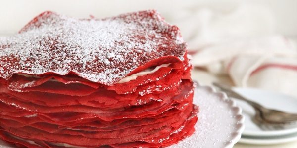 Hur man lagar en pannkaka kaka "Red Velvet" med krämig ostmassa grädde