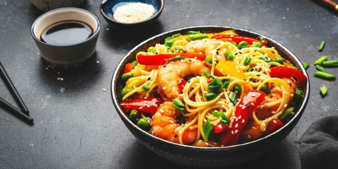 Pasta med räkor och paprika i orientalisk stil