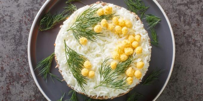 Mimosasallad med konserverad fisk och ost