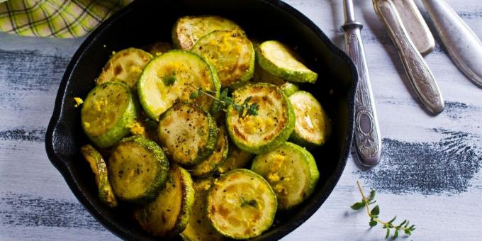 Rostad zucchini med vitlök, timjan och citron