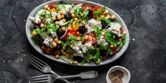 Sallad med kikärter, grönsaker och fetaost