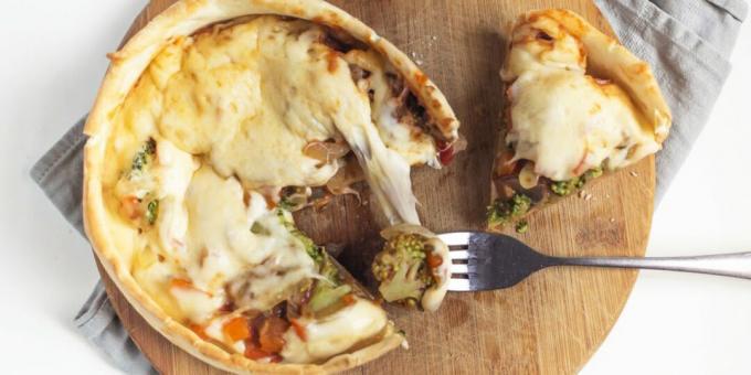 Upp och ner pizza med svamp, ost och broccoli