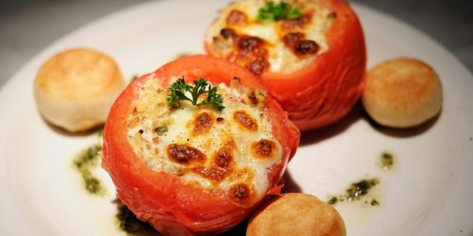Fyllda tomater med ost och krabbstavar