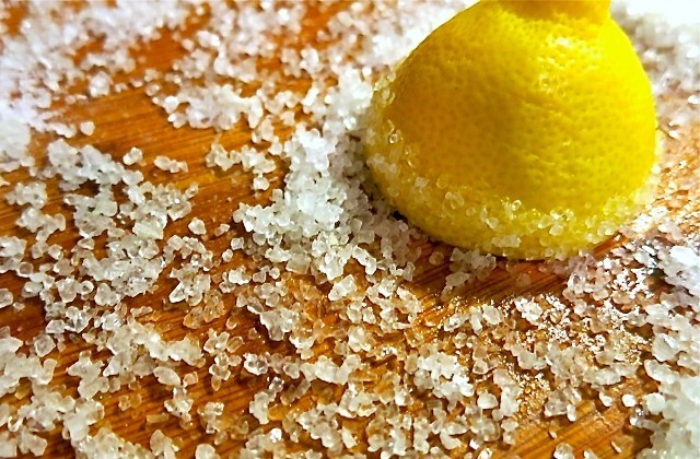 Salt och citron mot smuts på skärbräda