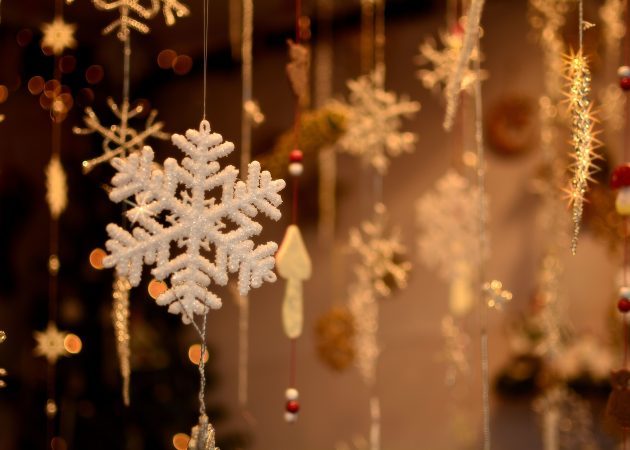 Dekorera en julgran: Snowflake av papper