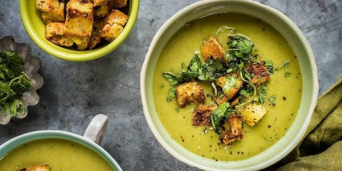 Spicy Grädde av zucchini soppa med spenat, kokosmjölk och smaksatta krutonger