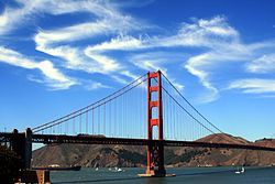 Cirrusmoln över Golden Gate-bron