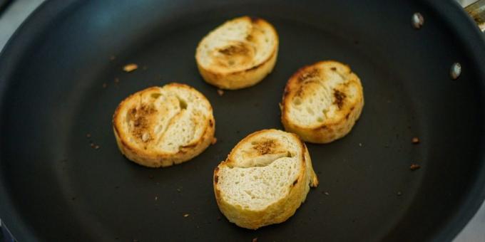 Hur man förbereder fransk löksoppa: torra brödskivorna