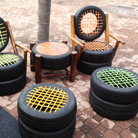 Stolar och pallar gjorda av däck