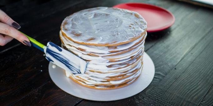 Recept cake "honey cake": krämen på tårt sidor