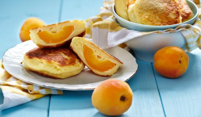Cheesecakes med aprikoser. Frukost med smak av sommar