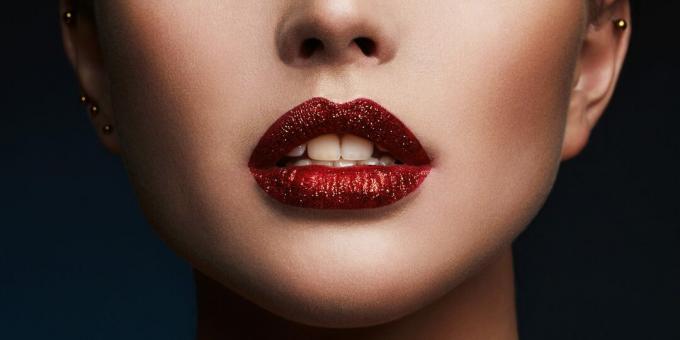 Glitter Lip Makeup: Använd läppstift med en klibbig finish