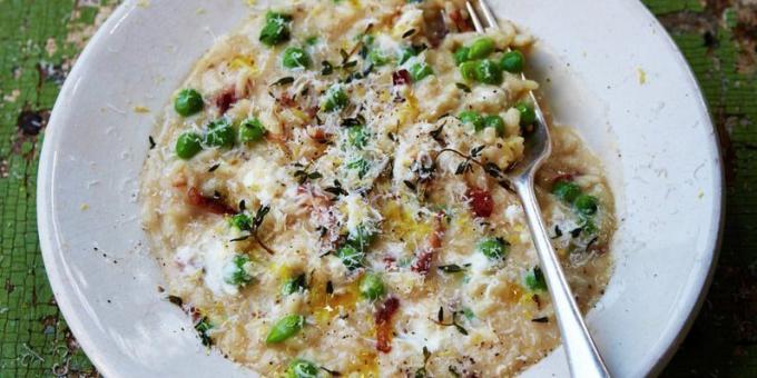 Recept på risotto med ärtor, bacon och getost