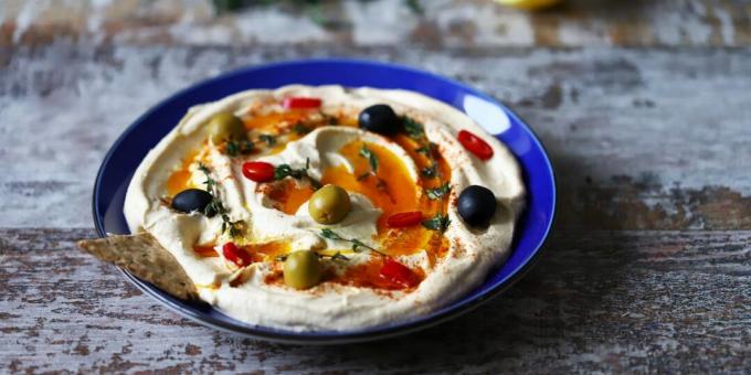 Vispad fetaost med rostade oliver är en enkel aptitretare för riktiga gourmeter