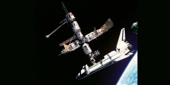 Orbital station "Mir" med dockad amerikansk shuttle "Atlantis", juli 1995