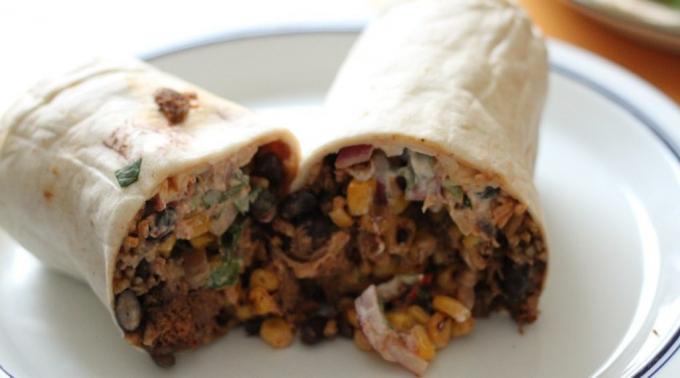 Maträtt av malet kött: Burrito med bönor och majs