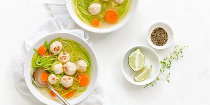 Soppa med kalkonköttbullar och zucchini