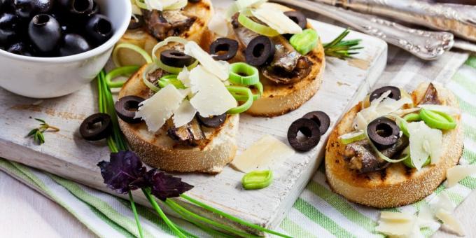 Bruschetta med skarpsill och oliver