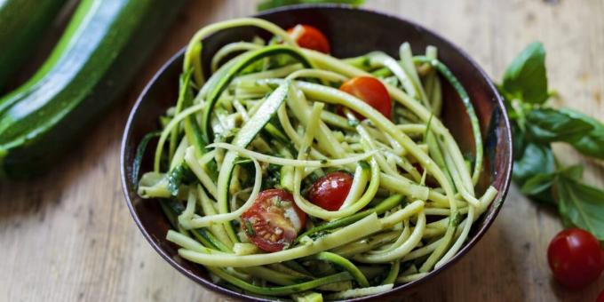 Sallad på färsk zucchini med tomater och pesto