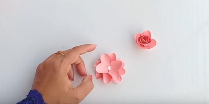Födelsedagskort med dina egna händer: limma skurna delar, för att få en vacker blomma
