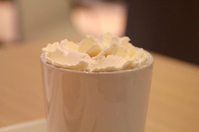 varma drycker: vit varm choklad med pumpa