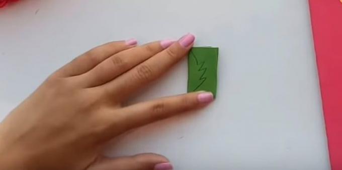 Födelsedagskort med dina egna händer: cut från gröna pappersblad