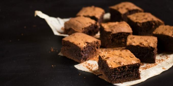 Brownie med mörk choklad i en skål