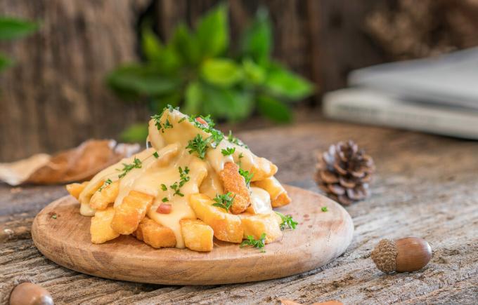 Pommes frites med ostsås