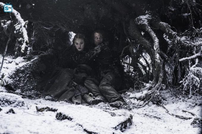Theon och Sansa fly från jakten