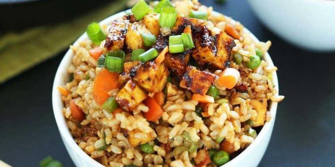 Ris med grönsaker och tofu