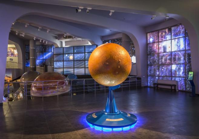 Hur tillbringa dagen Kosmonaut: vandring i planetarium