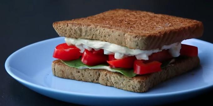 Recept sandwich med hummus, paprika, spenat och fetaost