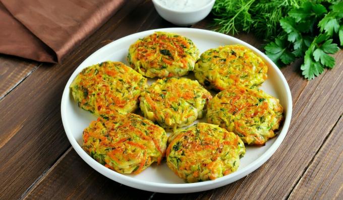 Zucchinifritter med morötter och vitlök