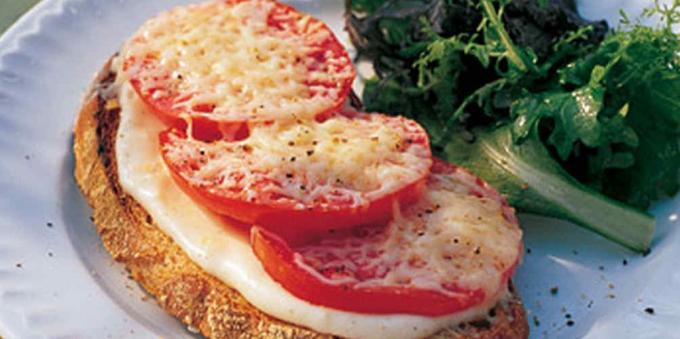 Recept på rostade smörgåsar med tomat och ostsås