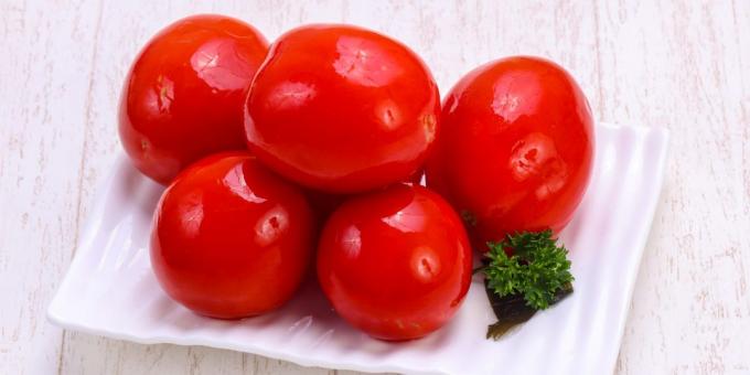 Fyllda tomater med vitlök för vintern